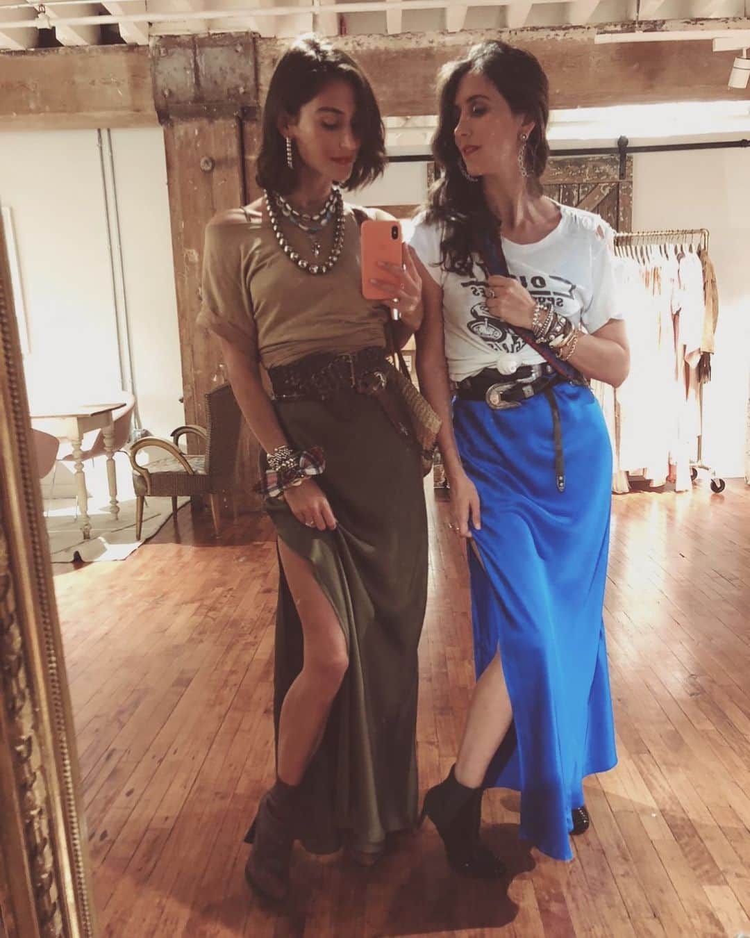 ダニジョーのインスタグラム：「Attached at the hip, bonded by the heart. This is the longest we’ve ever gone without seeing eachother but we remain closer than ever (facetiming 20x a day helps). Tag your sister (or sister from another mister) and tell her how much you love her 💞 Happy National Sister’s Day! #nationalsisterday #dannijogirls」