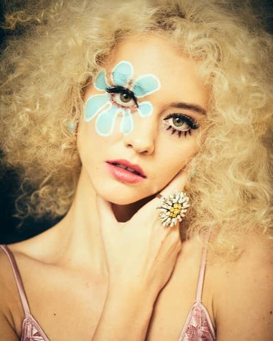 エレン・ヴォン・アンワースさんのインスタグラム写真 - (エレン・ヴォン・アンワースInstagram)「Summer Breeze 🌸 lovely #lisl @lucid.liesl styled by @juleswstylist_  Flower bijoix by @ericksonbeamon hair @dennislanni 💋 @devrakinery @ellenvonunwerthvon」8月3日 2時27分 - ellenvonunwerth