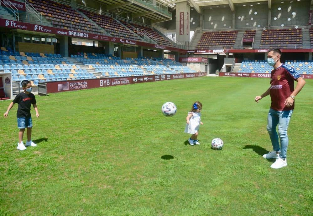 シャルレス・ジアス・ジ・オリベイラのインスタグラム：「Que fotaza en el jardín de la casa!!!@pontevedra_cf_sad 😍😍」