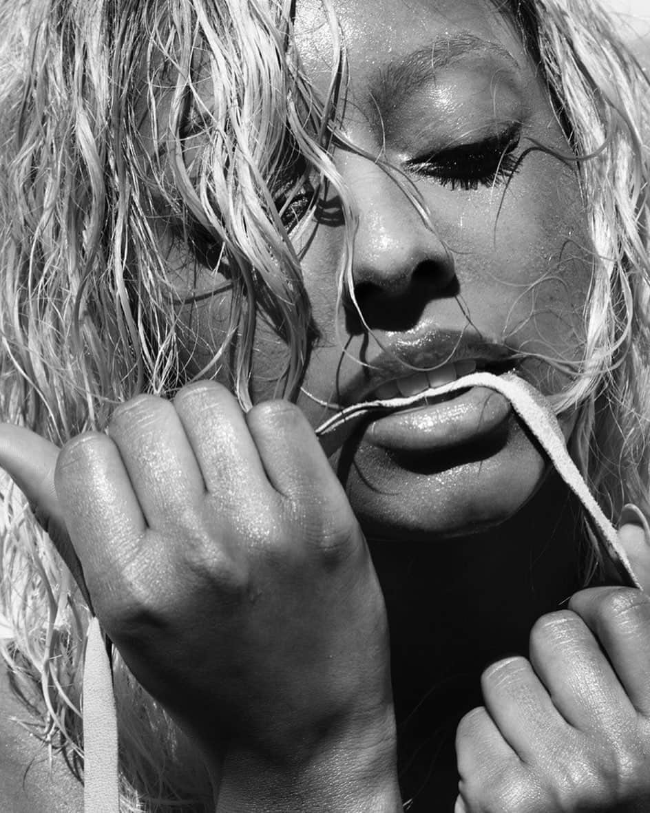 ケリー・ヒルソンのインスタグラム：「Life has certainly made me strong. God knows I look forward to the days I no longer have to be. 🖤」