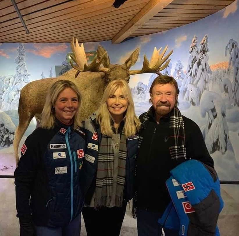 マーレン・ルンビのインスタグラム：「Throwback to last year when I took this picture with a moose in Holmenkollen. Unfortunately it was a bit crowded in the museum, but I wanted to share this picture with you anyway😊👍🏻」