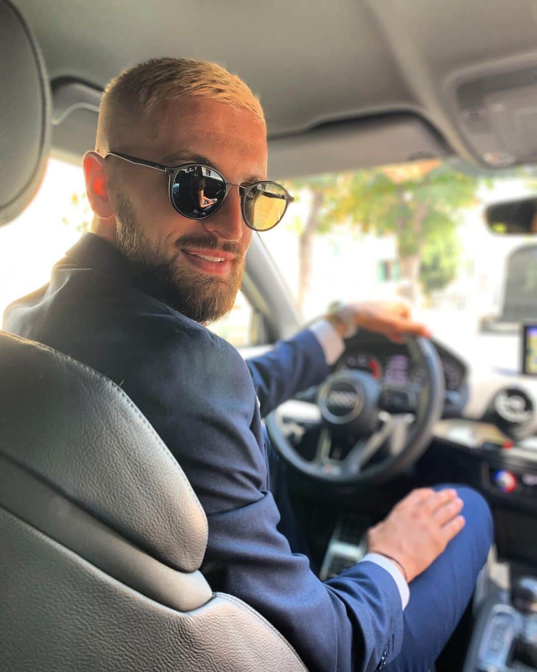 ニコロ・ジリのインスタグラム：「🚕💨」