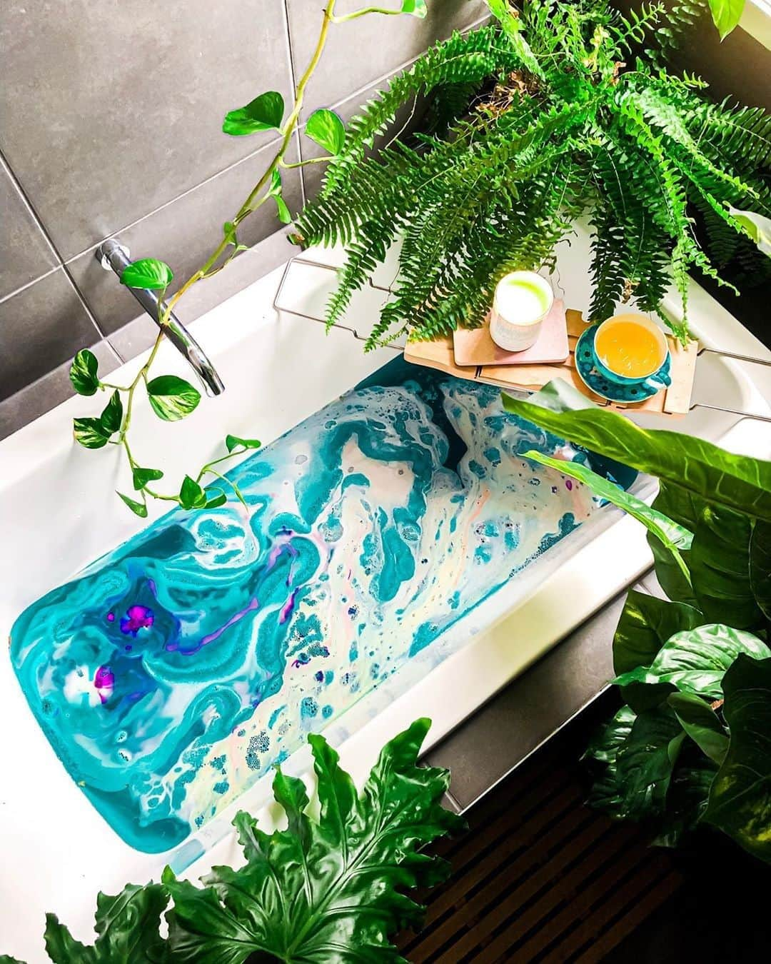 LUSH Cosmeticsさんのインスタグラム写真 - (LUSH CosmeticsInstagram)「Did the weekend go by too fast for anyone else? 😭⁠ ⁠ We're savouring our final Sunday moments by taking some time to unwind with a cooling bath, a great book, and our cult favorite bath bomb, Intergalactic.⁠ ⁠ Tag someone who needs a relaxing bath right now. 💙⁠ ⁠ (And if that someone is you, head to our link in bio now). ⁠ ⁠ 📷 @ourserenehome ⁠ ⁠  #bathtime #relax #skincare #bathtub #vegan #lushlife」8月3日 3時01分 - lushcosmetics