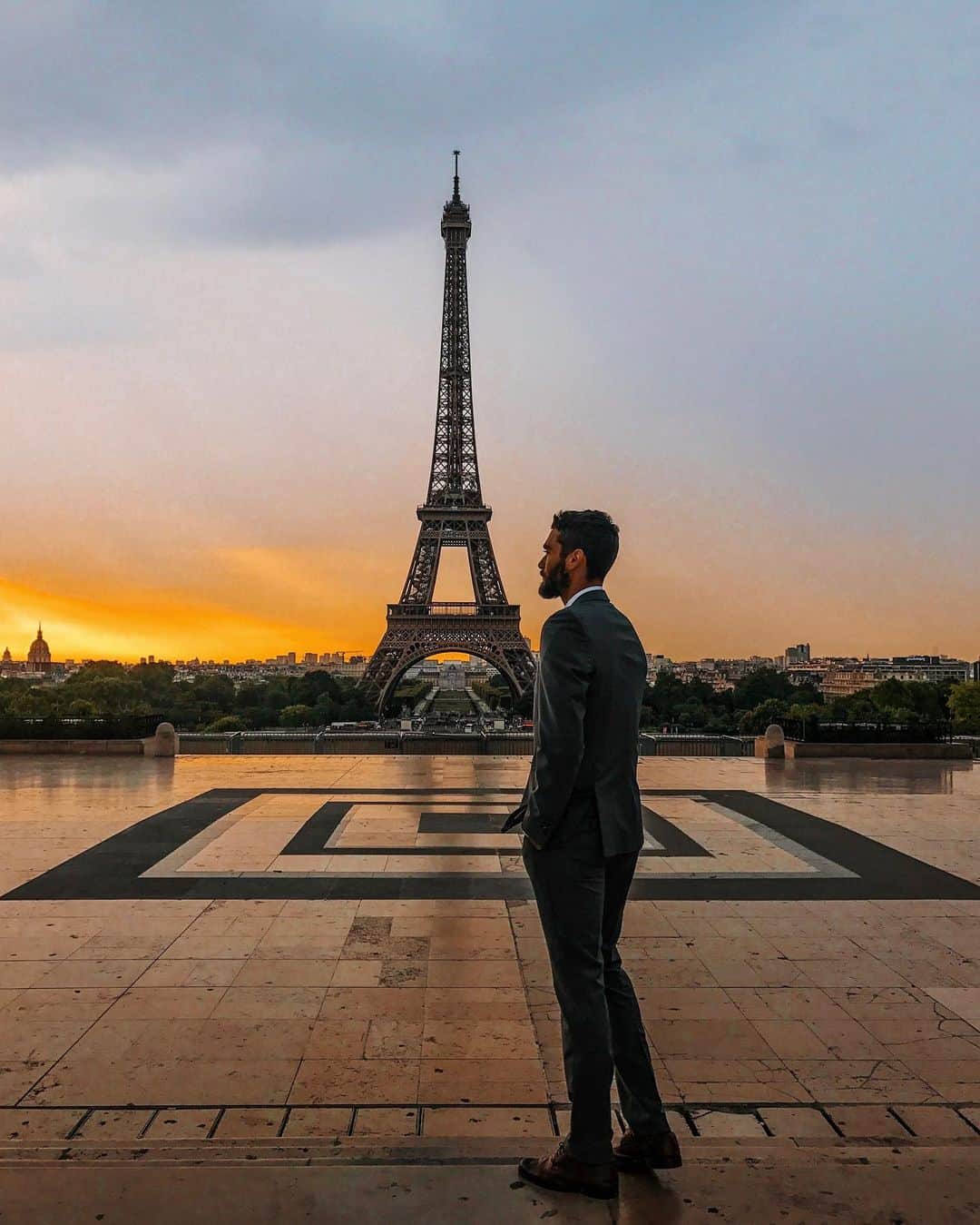 NICOLAS SIMOESのインスタグラム：「50 shades of summer. See you soon Paris 🖤」
