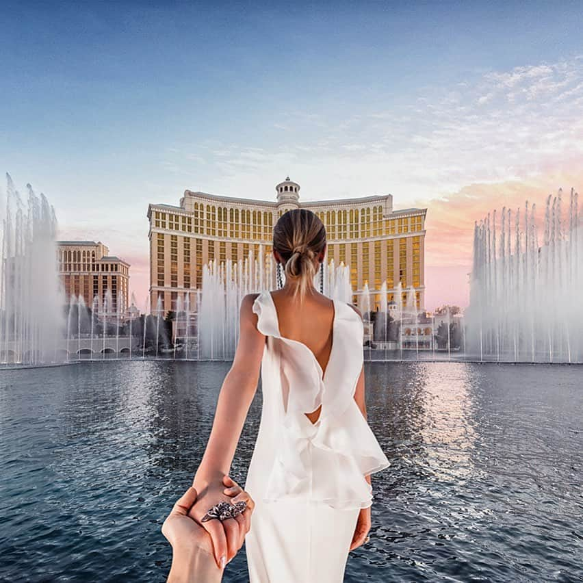 Murad Osmannさんのインスタグラム写真 - (Murad OsmannInstagram)「Cannot believe that it had been 5 years since our trip to Las Vegas where we orchestrated these fountains at Bellagio specially for #Followmeto shot.  ❓ɪ ᴡᴏɴᴅᴇʀ - ɪғ ᴄᴏᴠɪᴅ ɴᴇᴠᴇʀ ʜᴀᴘᴘᴇɴᴇᴅ, ᴡʜᴀᴛ you ᴀʟʟ ᴡᴏᴜʟᴅ’ᴠᴇ ᴅᴏɴᴇ ɪɴ ᴛʜᴇ ᴘᴀsᴛ 𝟺 ᴍᴏɴᴛʜs❓ ▪️▪️▪️▪️ Не могу поверить, что уже прошло 5 лет, как мы сделали это фото у Белладжио и оркестровали фонтанами для кадра.  ?Интересно, если бы Ковида не было - чтобы вы все делали за эти последние 4 месяца?」8月3日 2時57分 - muradosmann