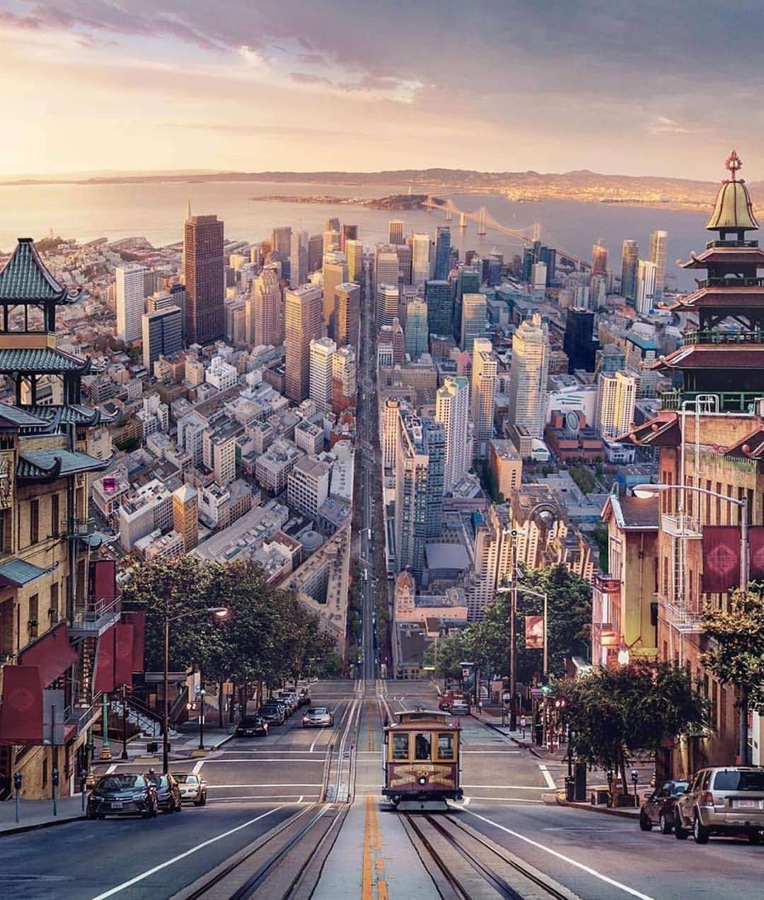 Instagramersさんのインスタグラム写真 - (InstagramersInstagram)「Wonderful streets of San Francisco by @creamelectricart and @igerssf 😍📸🙌💖🚋 #iGersSF #igersusa#igers」8月3日 3時06分 - igers