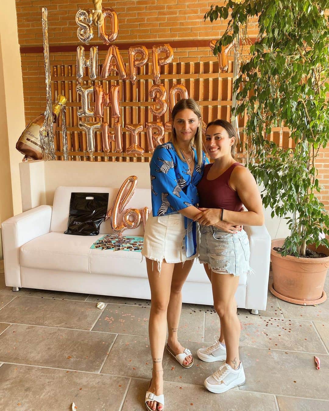 バネッサ・フェラーリのインスタグラム：「#FestaDiCompleanno 🔝 @liaparolari 🎂🎈🎊🎁🎉 🗨️ “Non sono gli anni che contano nella vita, é la vita che metti in quegli anni...❣️ Comunque non ti angosciare, diversi studi scientifici dimostrano che chi compie gli anni più volte vive più a lungo" 💛💛💛 😝🎈🎈🎈🎈🎈 #happybirthday #birthdayparty #liaparolari」