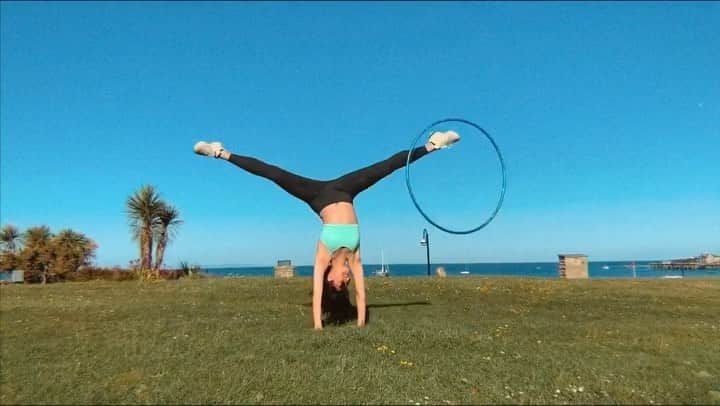 リン・ハッチソンのインスタグラム：「Time to go back to the gym. 🤸‍♀️ Let’s see if all my zoom training paid off and I can actually demonstrate some skills 🤪 #rhythmicgymnastics」
