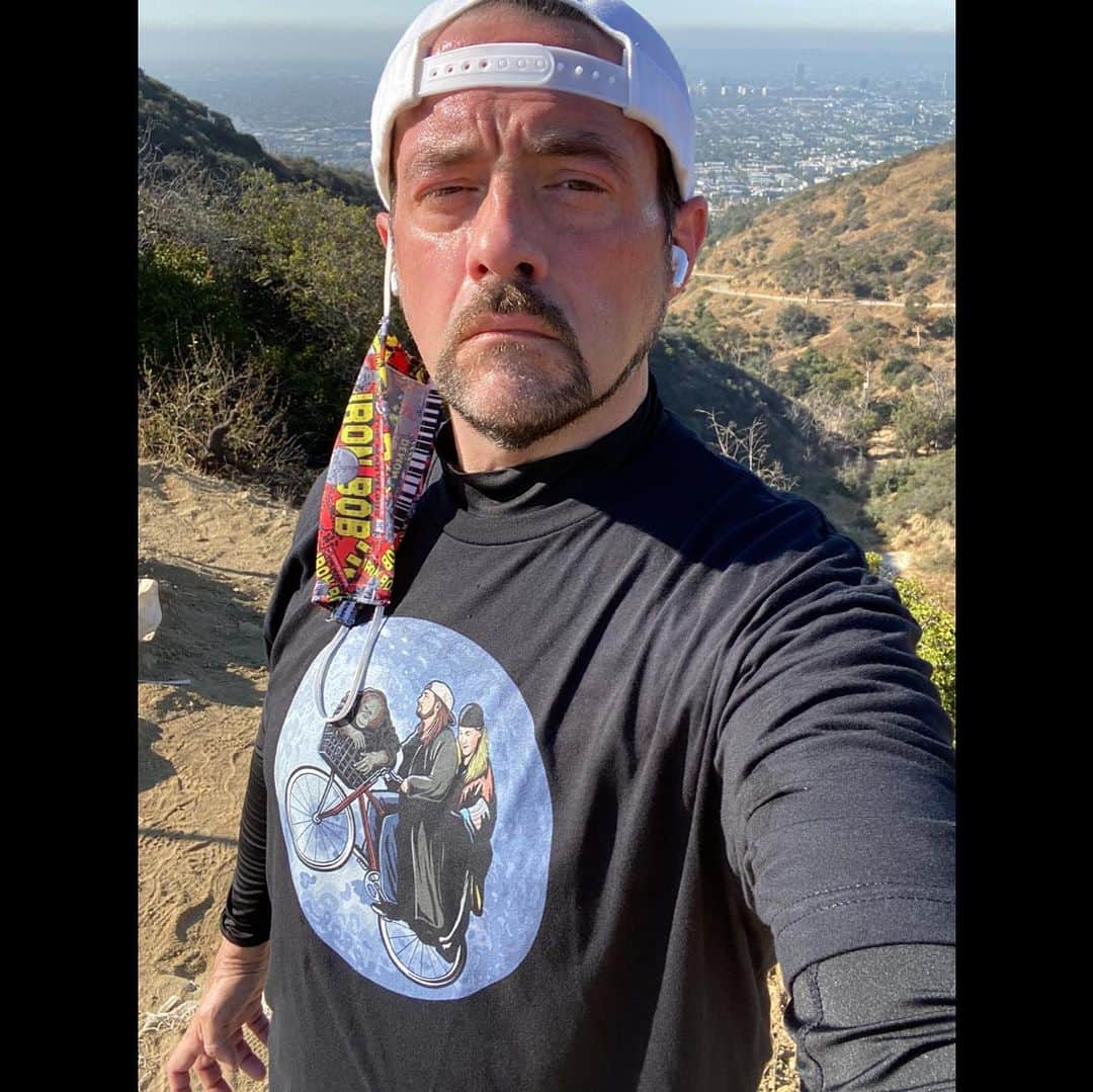 ケヴィン・スミスのインスタグラム：「The Halfway Mark. I turned 50 today - so to mark the milestone, for the first time since the lockdown began, I hiked good ol’ @runyoncanyon, removing my mask for a selfie only when I was safely socially distant enough from others to do so. Weird to be at mid-century in age. A few highlights of the past 50 years: 1974: First Batman, Besty: Johnny. 1975: Jaws. 1976: Bicentennial. 1977: Star Wars. 1979: Grandparents pass. 1980: Besty: Ernie, Empire Strikes Back. 1982: First self-inflicted orgasm. 1983: First assisted orgasm, Graduated OLPH and went to Henry Hudson Regional, Besty: Bells, Return of the Jedi. 1984: Damn Yankees school play, Talent Show. 1986: Besty/GF: Kim. 1988: Graduate Hudson, Besties: Bry, Walt, & Jay. 1989: Batman, 1990: Quick Stop. 1991: See Slacker with Vincent. 1992: Vancouver Film School. Besty: Scott. 1993: Make Clerks. 1994: Sundance, Clerks sells/releases. 1995: Mallrats. 1996: Besty: Joey. 1997: Chasing Amy. 1998: Daredevil, Besty: Jen. 1999: Married Jen, Harley born, Dogma. 2000: Clerks cartoon. 2001: Green Arrow, J&SB Strike Back, Tonight Show w/Andy begins. 2002: Evening With Kevin Smith. 2003: Dad dies. 2004: Jersey Girl dies. 2006: Clerks II. 2007: SModcast. 2008: Zack & Miri, Batman: Cacophony. 2009: Carnegie Hall, 2 Fat 2 Fly. 2010: Widening Gyre, Cop Out, SModcastle, Babble-On, Get Old. 2011: Red State, Tour. 2012: Tough Shit, ComicBookMen. 2013: Super Groovy Cartoon Movie Tour. 2014: Tusk. 2016: Yoga Hosers. 2018: Heart attack, Silent But Deadly. 2019: J&SB Reboot, Chinese Theater forecourt, Clerks in Library of Congress. 2020: Fuckin’ 50, and at 2pt/5pt, I’m doing a streaming Q&A we call “50 Years, 50 Questions.” If you wanna join in, I’m happy to have you (the link is in my bio)! Thank you for all the kind words, today and always. So happy to be alive! #KevinSmith #50 #birthday」