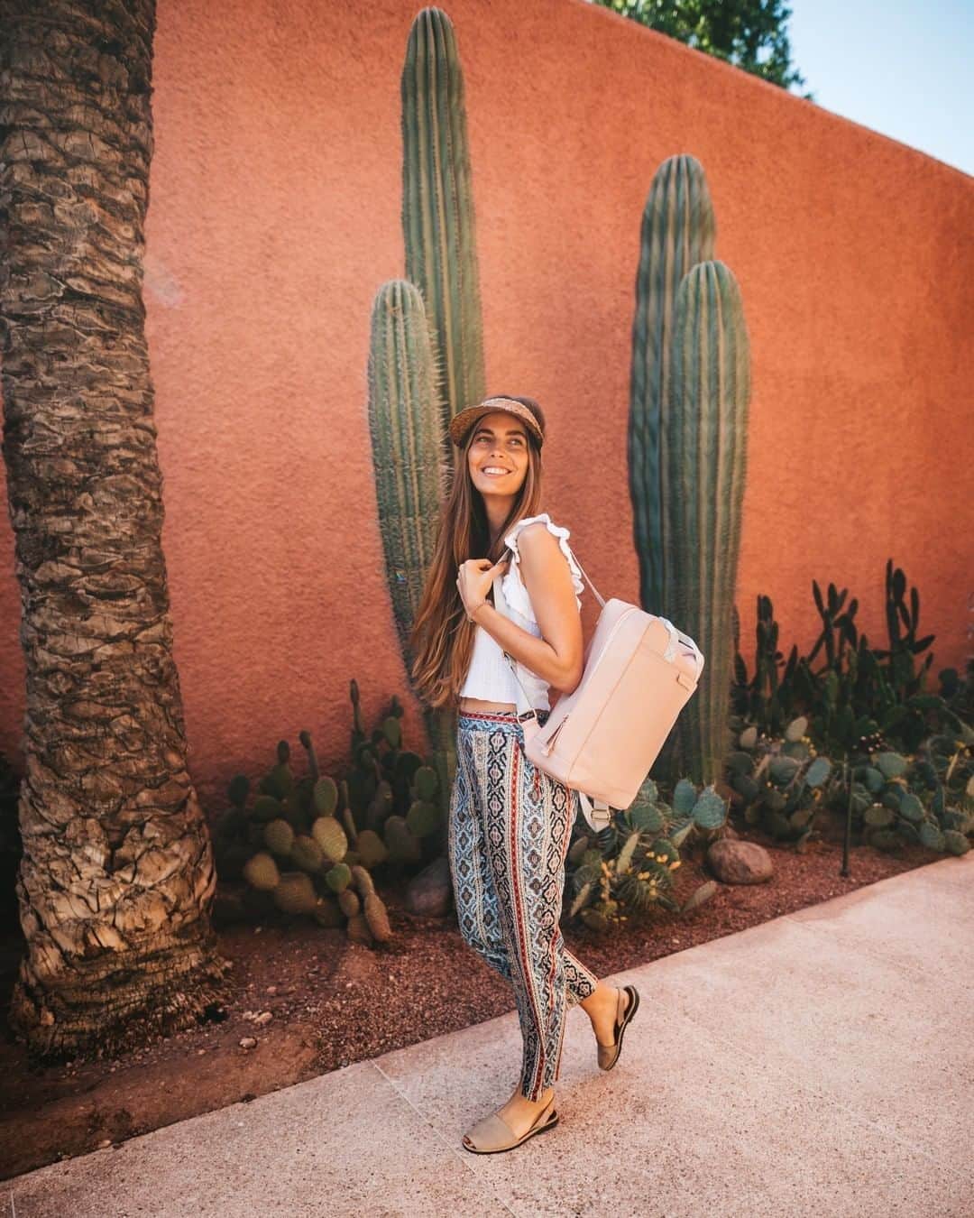 Kapten & Sonさんのインスタグラム写真 - (Kapten & SonInstagram)「'Everything is fine when there is sunshine.' 🧡 @nat_al_ie on the go to explore marrakech with our Malmö "Cherry Blossom". 😍 #bekapten #kaptenandson #backpack⁠ .⁠ .⁠ .⁠ #fashion #style #inspiration #explore #summer #summervibes #travel #traveling」8月3日 3時30分 - kaptenandson