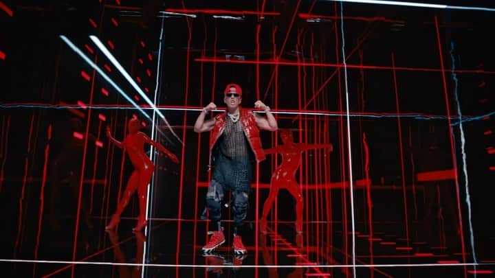 のインスタグラム：「Dale play en @Youtube a #NoTeVayas @JBalvin #QuienContraMiParte2 #QCM2 (Link on Bio) 🎥 @elasticpeople」