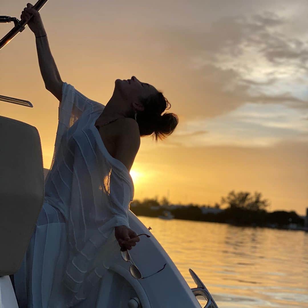 Claudia Leitteのインスタグラム：「...pq @pipabelitardo disse que é preciso vitamina D pra manter a saúde dos meus ossos, é legal com meu sistema imunológico, cardiovascular, músculos, metabolismo e insulina. Eu sou uma menina disciplinada e meu marido lembra de tirar boas fotos! 🤩☀️」