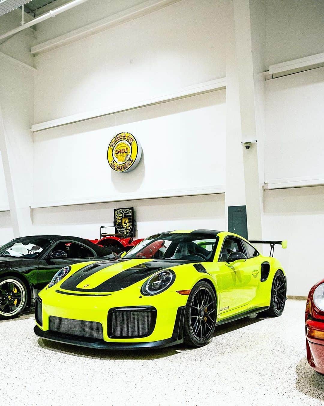 CarsWithoutLimitsさんのインスタグラム写真 - (CarsWithoutLimitsInstagram)「Acid Green #GT2RS Photos @tshenphotography  #carswithoutlimits #porsche」8月3日 3時56分 - carswithoutlimits