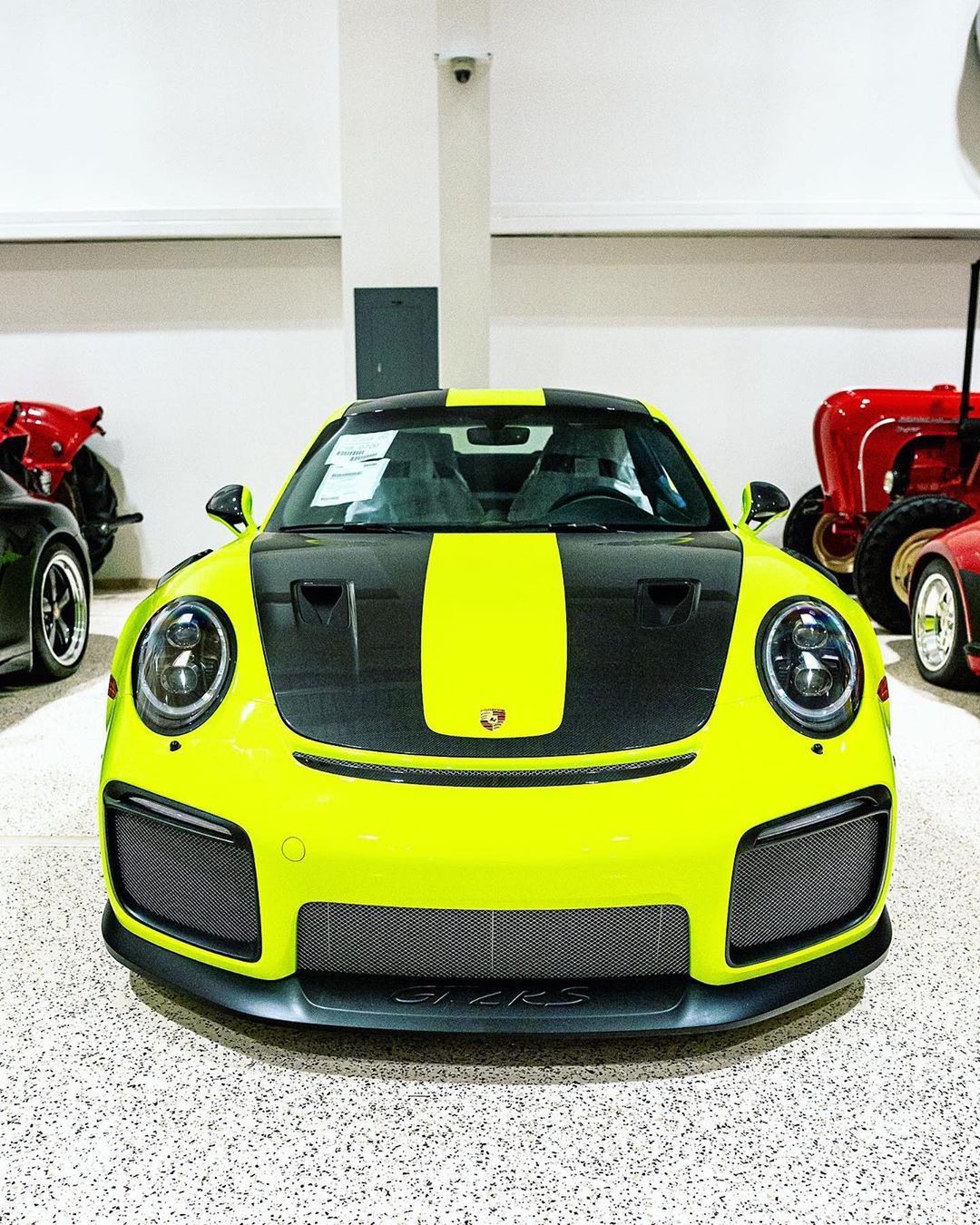 CarsWithoutLimitsさんのインスタグラム写真 - (CarsWithoutLimitsInstagram)「Acid Green #GT2RS Photos @tshenphotography  #carswithoutlimits #porsche」8月3日 3時56分 - carswithoutlimits