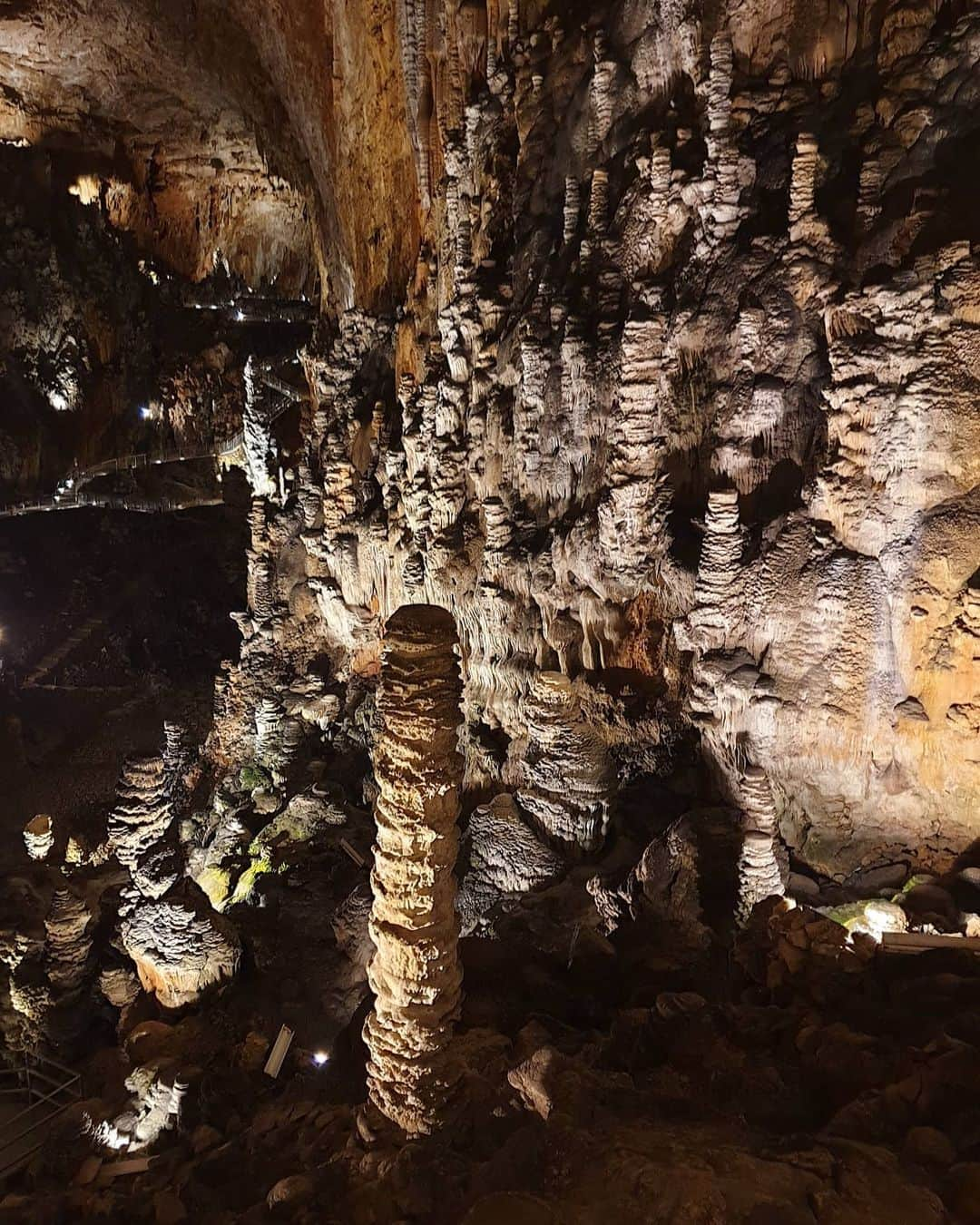 アイリーン・シラグサさんのインスタグラム写真 - (アイリーン・シラグサInstagram)「Grotta Gigante, Trieste 📍 Mi è stato detto che ci entra interamente la Basilica di San Pietro😅  #visittrieste #visititaly #dayoff」8月3日 4時28分 - irenesiragusa