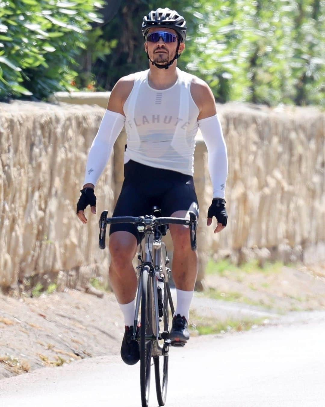 Just Jaredさんのインスタグラム写真 - (Just JaredInstagram)「@orlandobloom takes a ride on his @festka bike in Malibu. #OrlandoBloom #Festka Photo: Backgrid」8月3日 4時20分 - justjared