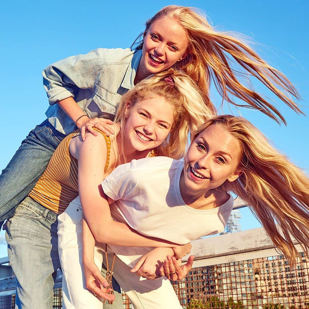 Old Navyさんのインスタグラム写真 - (Old NavyInstagram)「"having a sister is like having a best friend you can’t get rid of 😉" . tag your sisters (genetic or otherwise), because it's #nationalsistersday! 👯‍♀️ . #oldnavystyle #spottedinoldnavy #twinning」8月3日 4時21分 - oldnavy