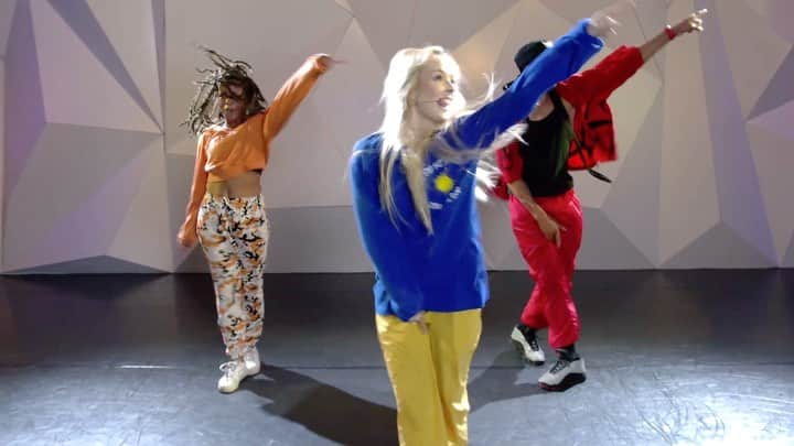 Nika Kljunのインスタグラム：「Want some THROWBACK FEELS??!... Well, ENJOY!! 🧢👟😎🤪 #nikakljunchoreography @christinamilian #amtopm . Which part of the choreo do you like the most? 😃 (watch till the end hehe 😉) . Love you @itsjovannisoto & @taylordeethomas ! Thanks for rocking it with me at @clistudios 💪🏼😁 ! If you think this choreo is easy, try it and tell me the truth. Haha 😂 We are a bit rusty but boy, this one felt sooo good on us. Love me some clean, hip hop stage choreo. If you ever wonder what my fav is style - something in this world for sure! 💪🏼😎🔥 . #throwbackvibes #myfav #2001 #goodmusic🎶 #dancelovers #onlinestreaming #onlinedance #onlinedanceclass #clistudios #dancevideos #choreography #nikakljun #christinamilian #dance」