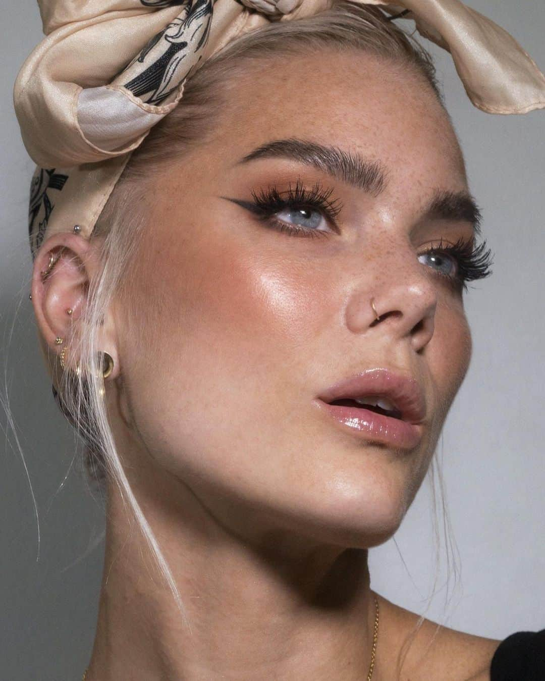 Linda Hallbergさんのインスタグラム写真 - (Linda HallbergInstagram)「What is your favorite product for a glowy base? - Product list: Base @lindahallbergcosmetics Infinity Filter Light @lindahallbergcosmetics Infinity Deep Palette – Light Year, Mars, Polar Star  Eyes @urbandecaycosmetics Primer Potion Original @lindahallbergcosmetics Infinity Deep Palette – Light Year, Solar, Fornax, Red Shift @lindahallbergcosmetics Infinity Power Lash Waterproof Mascara @houseoflashes Classic Bambie (cut in half)  Lips @lindahallbergcosmetics Fantastick Lipstick Extra  Headscarf @sammijefcoate」8月3日 4時57分 - lindahallberg