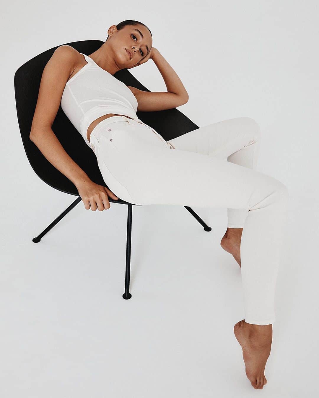 のインスタグラム：「We wouldn't blame you if you wanted to lounge all day, but with no seams the Farrah will be your go-to, do anything, anywhere jean. #AGseamless / Link in bio to shop.」
