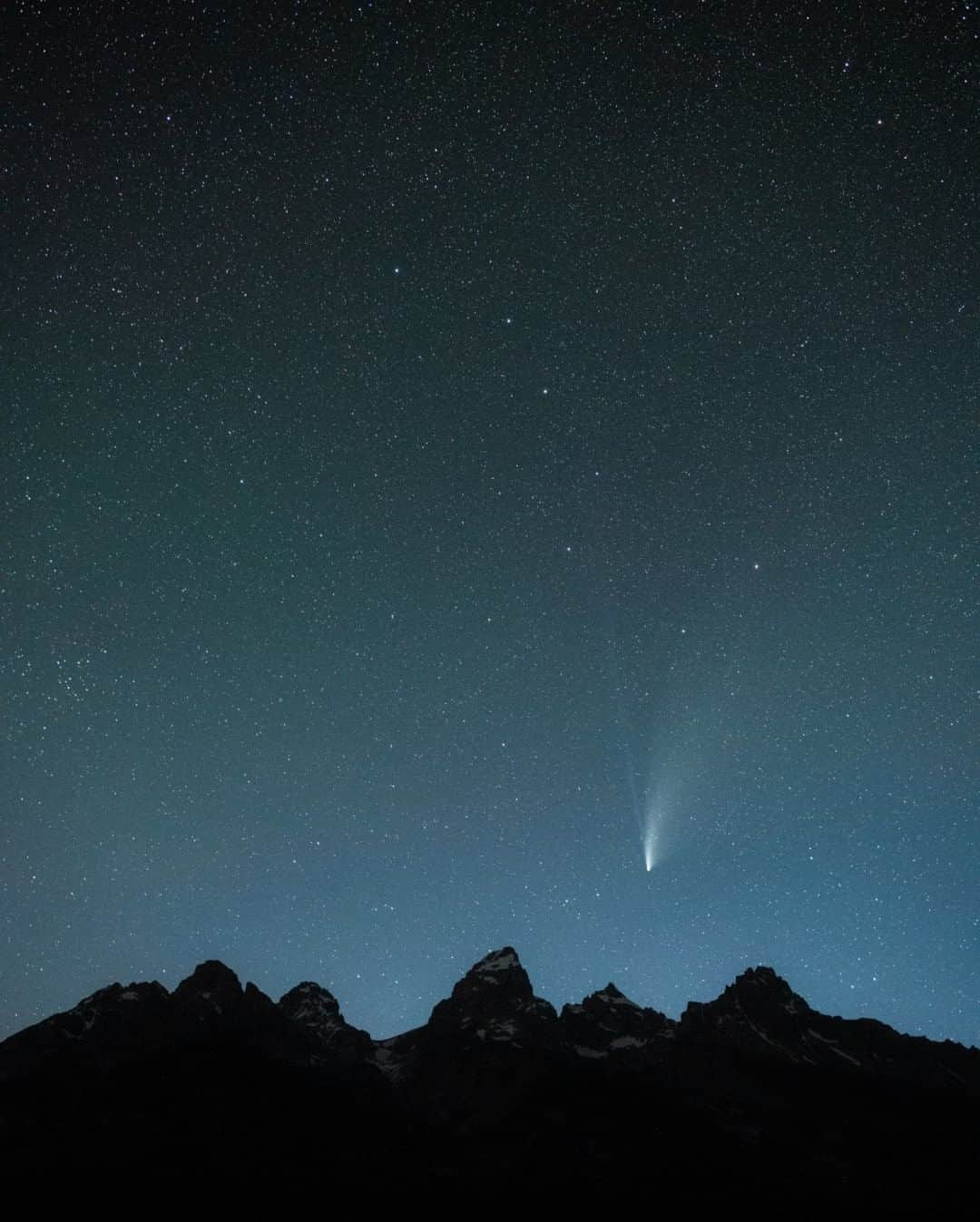 National Geographic Travelさんのインスタグラム写真 - (National Geographic TravelInstagram)「Photo by @taylorglenn  A once-in-a-lifetime photo: Comet NEOWISE and the Big Dipper shine brightly above the iconic skyline of the Teton Range in Grand Teton National Park, Wyoming. For most of July stargazers were treated to the incredible display of comet NEOWISE. It won't return again for another 6,800 years, so this truly was the shot of a lifetime. Follow @taylorglenn for more from Wyoming and beyond. #grandtetonnationalpark #neowise #wyoming」8月3日 5時05分 - natgeotravel