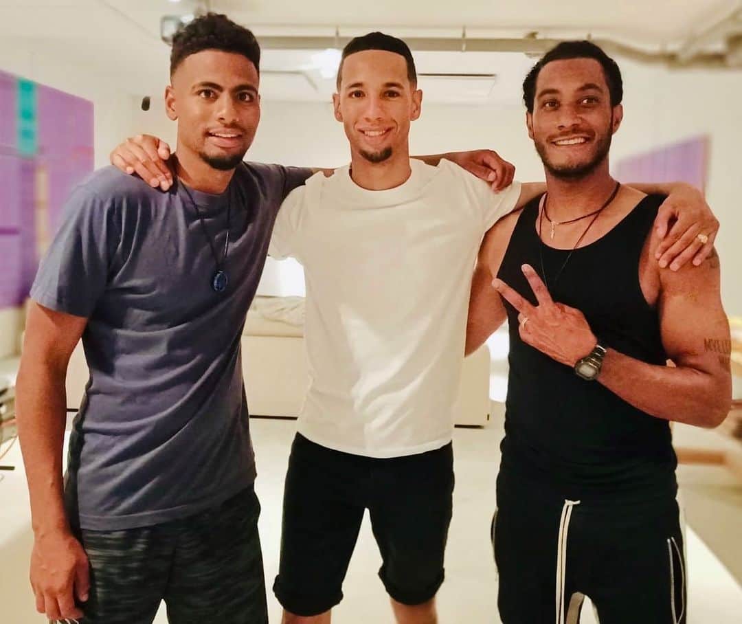 サネリー・ジェームズのインスタグラム：「Ken Gio Sun... The roots we’re sharing together are unbreakable. Brothers #family ♥️」