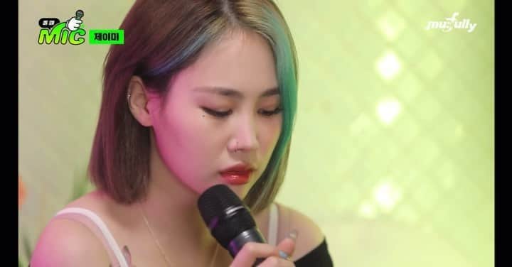 パク・ジミン のインスタグラム：「요즘 잠을 조금 늦게 자요. 1시부터 올때밐 처음 그리고 마지막 화까지 쭉 봤는데 조금 있으면 1년이 다 되가더라고요. 표정과 행동은 풍부한 저지만 , 말과 표현은 아직 서툴어서 제 마음이 전달이 잘 되었는지는 잘 모르겠네요.. 정말 많은 선물 주셔서 너무 감사해요 올때밐. 이렇게라도 알아주셨으면 해요 헤헤💚 행복했습니다! 은은한 향처럼 저한테 오래 오래 남아 있을거에요🙏🏻」