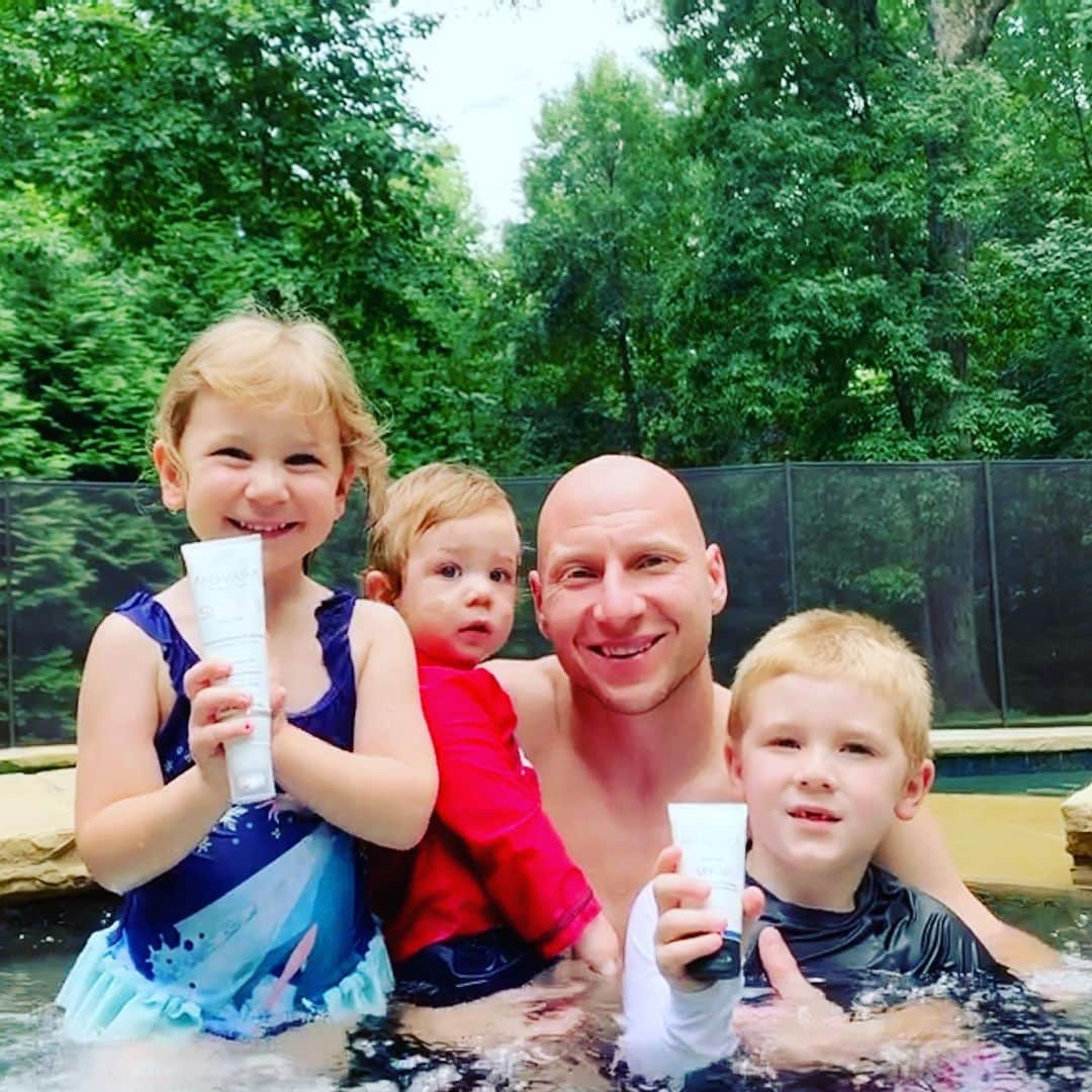 ブラッド・グザンさんのインスタグラム写真 - (ブラッド・グザンInstagram)「Thanks to @amavaraskincare for keeping my family protected from the summer sun and doing it without any harsh, harmful chemicals #amavara #protectwhatyoulove #nonnanozincoxide #mineralsunscreen #spf50 #naturalsunprotection #ecofriendly」8月3日 5時27分 - bguzan