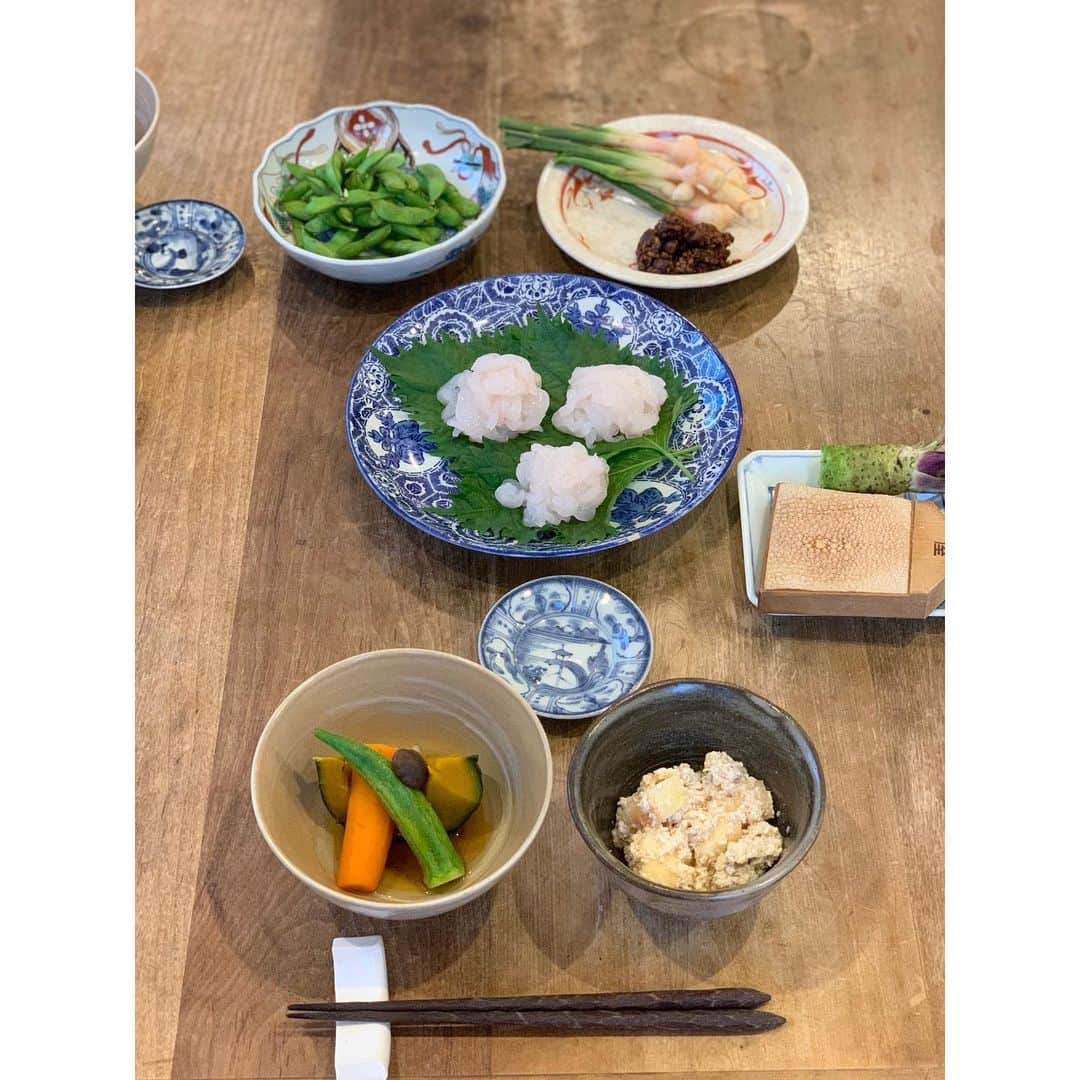 藤原美智子さんのインスタグラム写真 - (藤原美智子Instagram)「・ 恒例、#夫週末料理 の今週のメインは #白えび  富山県の3大海産物の一つ、白えびを頂いた週末😆 白えびの上品な甘さを堪能するために、まずはお刺身で。他に煮物、桃の白和え、枝豆、新生姜。  一回では食べきれなかったので、次の日のランチに白えびを使った #ペペロンチーノ。そしてタコ入りサラダ。  いやー、本当に美味しかった❣️ 純ちゃん、ありがとーー💓 #ごちそうさまでした  #おうちごはん #料理男子 #藤原美智子 #fujiwaramichiko #ladonna #michikolife」8月3日 5時32分 - michiko.life