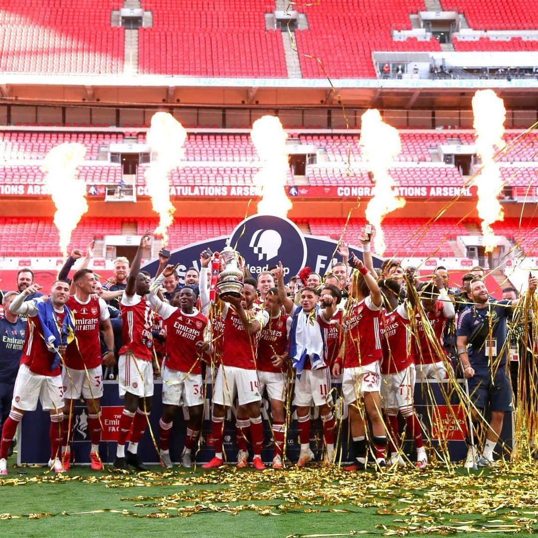 モハメド・エルネニーさんのインスタグラム写真 - (モハメド・エルネニーInstagram)「‪Congratulations boys you deserve it 👏👏👏 London is Always Red 🏆🔴 @arsenal」8月3日 5時33分 - elnennym