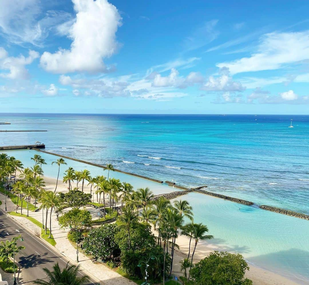 マキ・コニクソンさんのインスタグラム写真 - (マキ・コニクソンInstagram)「Good morning from Alohilani Resort!! 昨日から二泊でアロヒラニリゾートに泊まっています！朝のワイキキビーチは特に水が澄んでて空もクリーン！せっかくハワイにいるんだから思いっきりハワイを楽しんじゃおうって最近思っています！ 今日もプールサイドのカバナを借りて一日中ゆっくり読書する事にします！贅沢なハワイの過ごし方！😊再開してるハワイのホテル巡りもいいね！いま自分が楽しめる事を毎日企んでいます！二週間自己隔離なしでネーバーアイランドに行けるからどこか行こうかなー！🤔今日もハッピーにお互い自分の人生楽しんじゃおぅ！💪🏼 #エアハワイ🌺  #リアルハワイ #エアアロヒラニリゾート  #alohilaniresort」8月3日 5時39分 - makikonikson