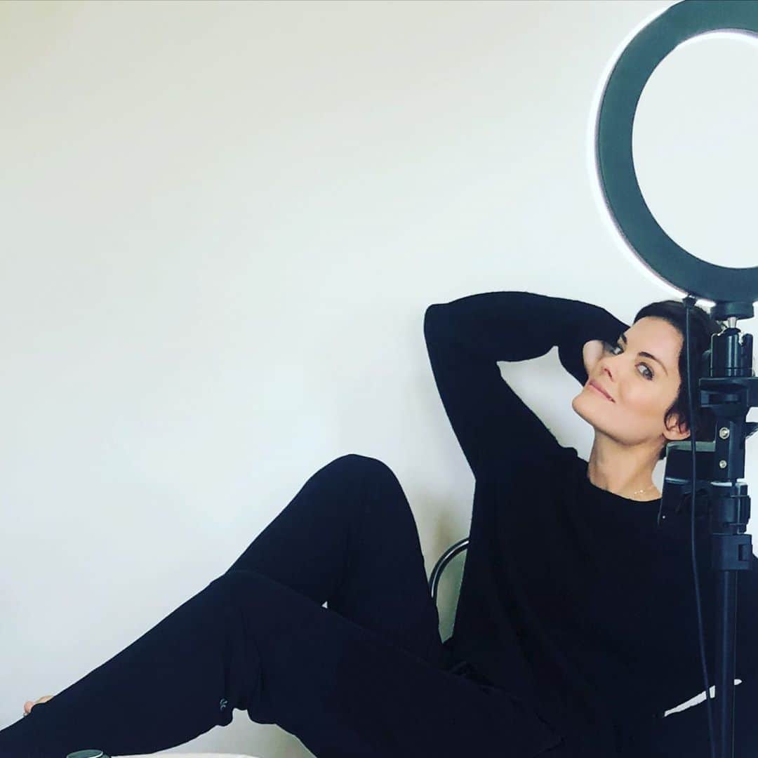 ジェイミー・アレクサンダーのインスタグラム：「Haaaaappppy Sunday, y’all. 📸: @admandew 🎞 🎥 🙈🥴」