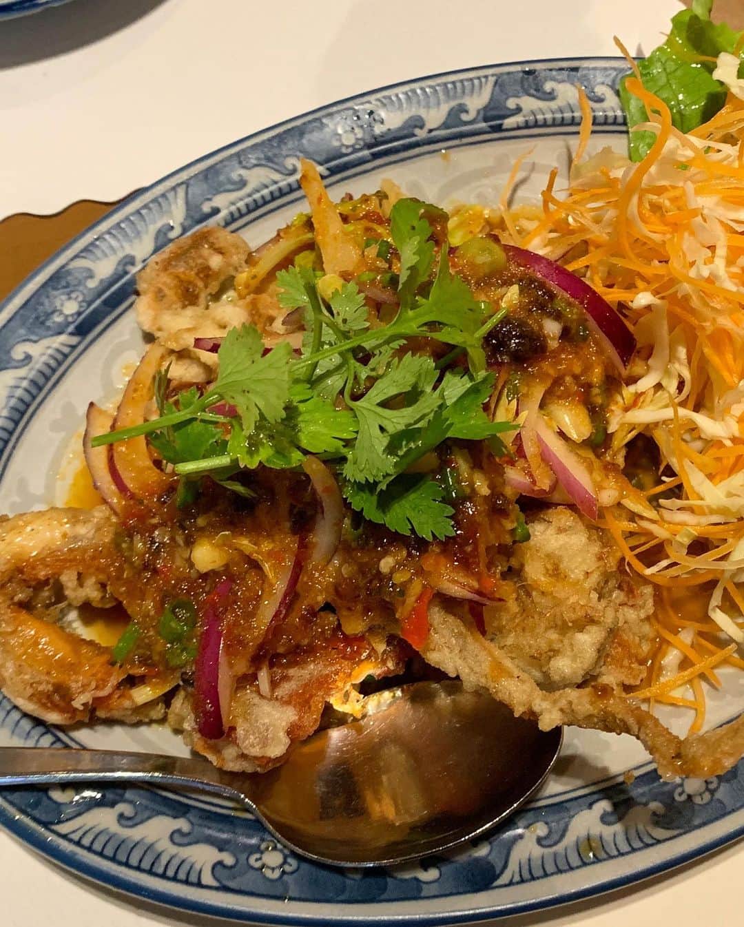 田中セシルさんのインスタグラム写真 - (田中セシルInstagram)「* どのお料理も辛くて、ココナッツウォーターが一瞬でなくなります。って食べログのレビューに書いてあったんだけど、その通りになりました。 でもこんなに立派なココナッツウォーター🥥 ちゃんと冷たくて、果肉もたっぷりで、甘くて幸せの味だった♡∗*ﾟ またタイに行きたいな〜🇹🇭  @somuo.shinokubo  #ソムオー #ソムオー新大久保  #タイ料理 #thaifood #thairestaurant  #ココナッツウォーター #🥥 #coconutwater  #ココナッツジュース #coconutjuice  #ソフトシェルクラブ #ソフトシェルのサラダ #ブラックタイガーとレモングラスの和え物 #ブラックタイガーエビ #ブラックタイガー海老 #海老トースト #えびトースト #🦐 #🦞 #カイラン菜 #カイラン菜と豚肉の炒め物  #ティラピアのライム蒸し煮 #followme #followmeto」8月3日 6時21分 - ceciltanaka