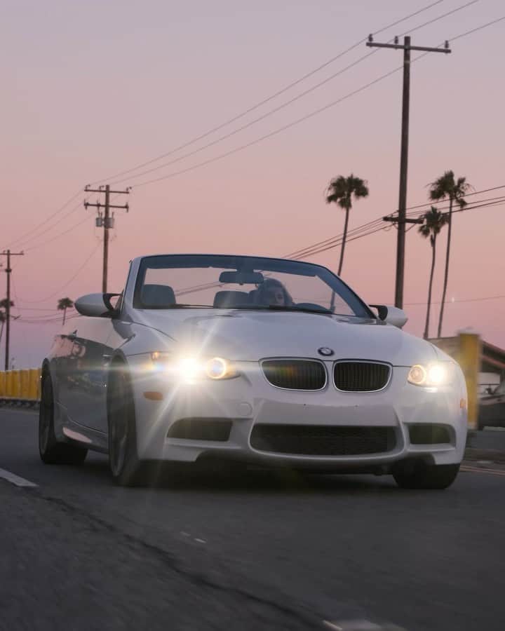 Lindsay Brewerのインスタグラム：「Beach day with my baby🌴🏁//shot by: @shax.ent #e93 #m3」