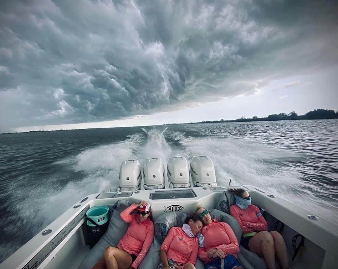 Costa Sunglassesのインスタグラム：「Rollin' in. 📷: @captmojeaux421 #SeeWhatsOutThere #BornOnTheWater」