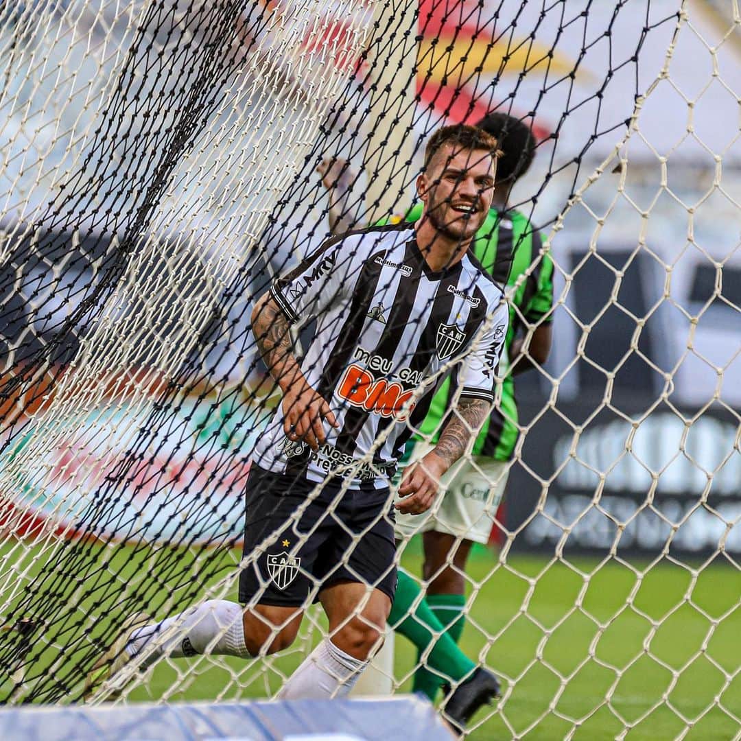 ナタンのインスタグラム：「Importante vitória! Feliz por mais um gol e foco total na classificação pra final. Aqui é Galo!!! 🐔💪🏻」