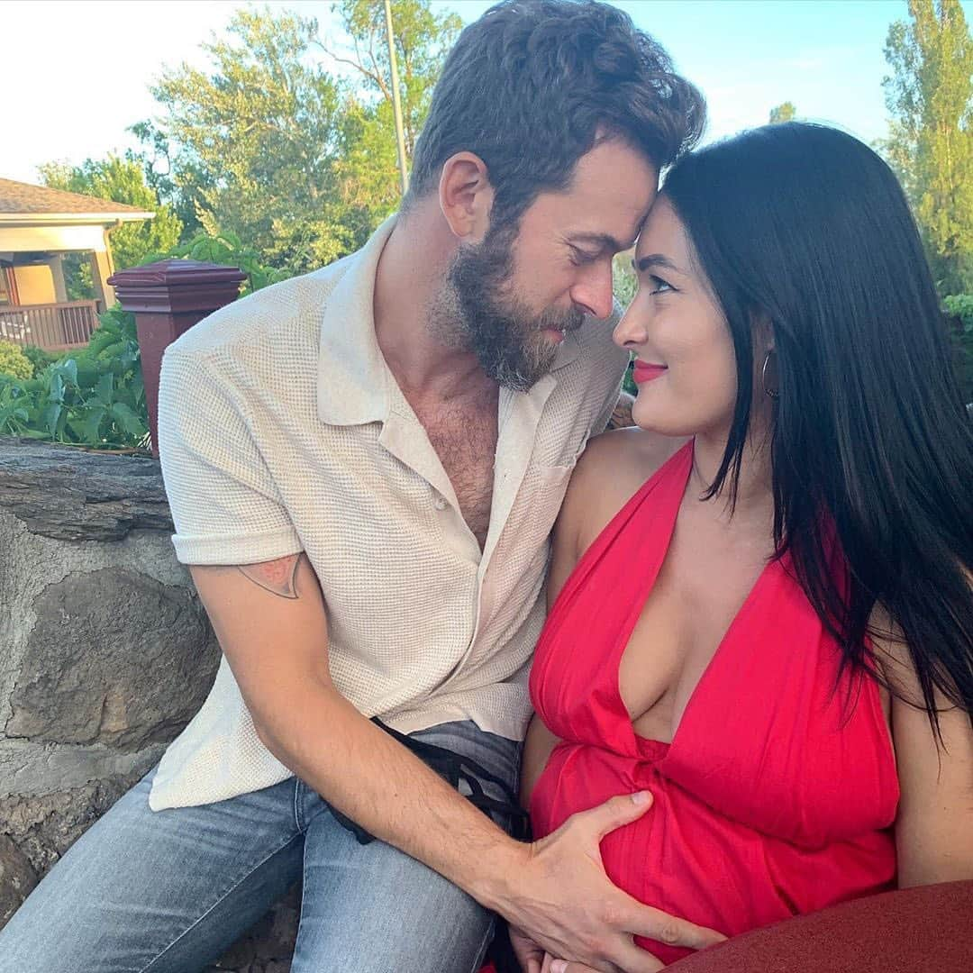 E! Onlineさんのインスタグラム写真 - (E! OnlineInstagram)「Nikki Bella and Artem Chigvintsev are officially waltzing into the next chapter of their lives: Parenthood. 💙 Their sweet announcements are at the link in our bio. (📷:Instagram)」8月3日 6時25分 - enews