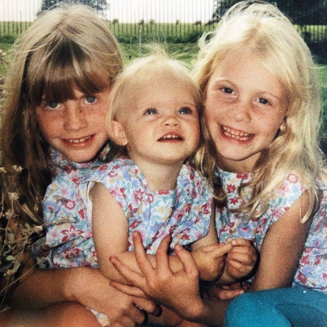 カーラ・デルヴィーニュのインスタグラム：「#NationalSisterDay 💜 @poppydelevingne @cdelevingne」