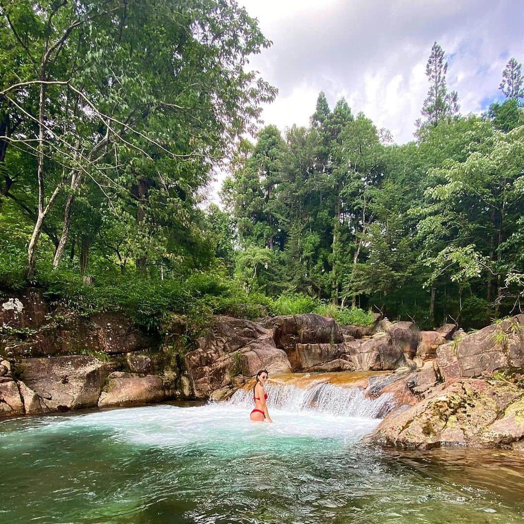 カシアのインスタグラム：「🌱 * * * #natureza #rio #verao #verao2020 #japan #cachoeira #夏 #川 #岐阜 #日本」