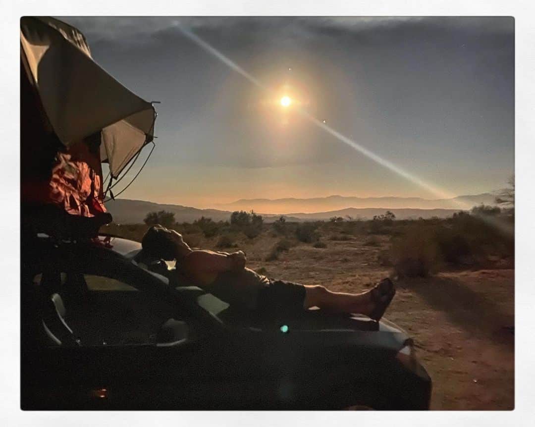 ジェレミー・アボットのインスタグラム：「Celebrating the gifts of life under the full moon 🌕 ✨ • • • 📸: @huntergorog taken on Cocopah and Cahuilla territory.」