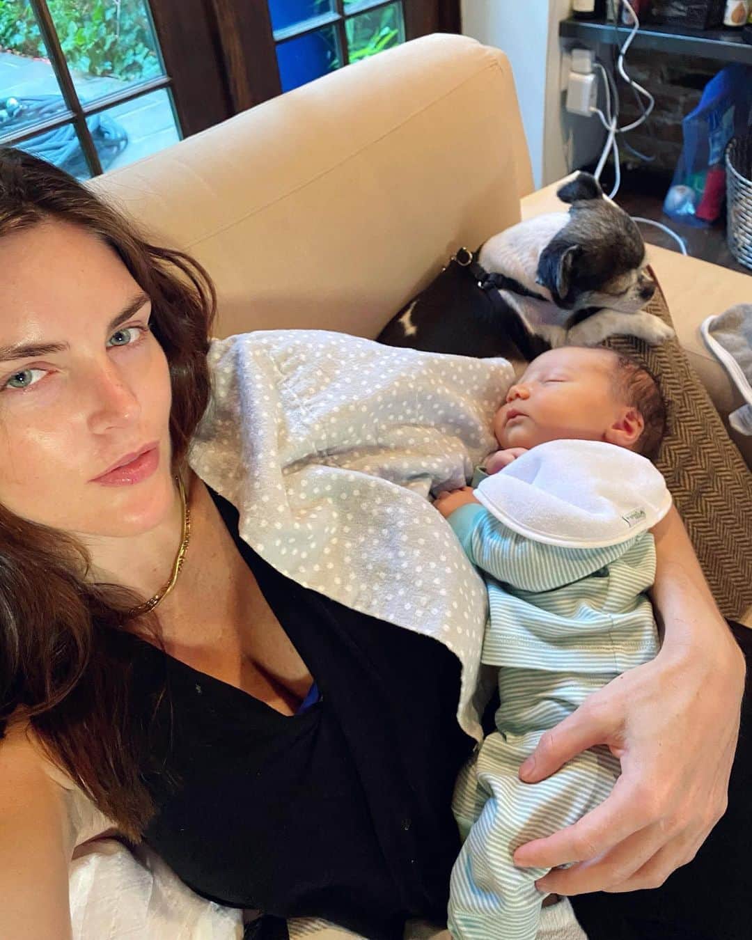 ヒラリー・ローダのインスタグラム：「Survived the first few days at home 👊🏼😁」