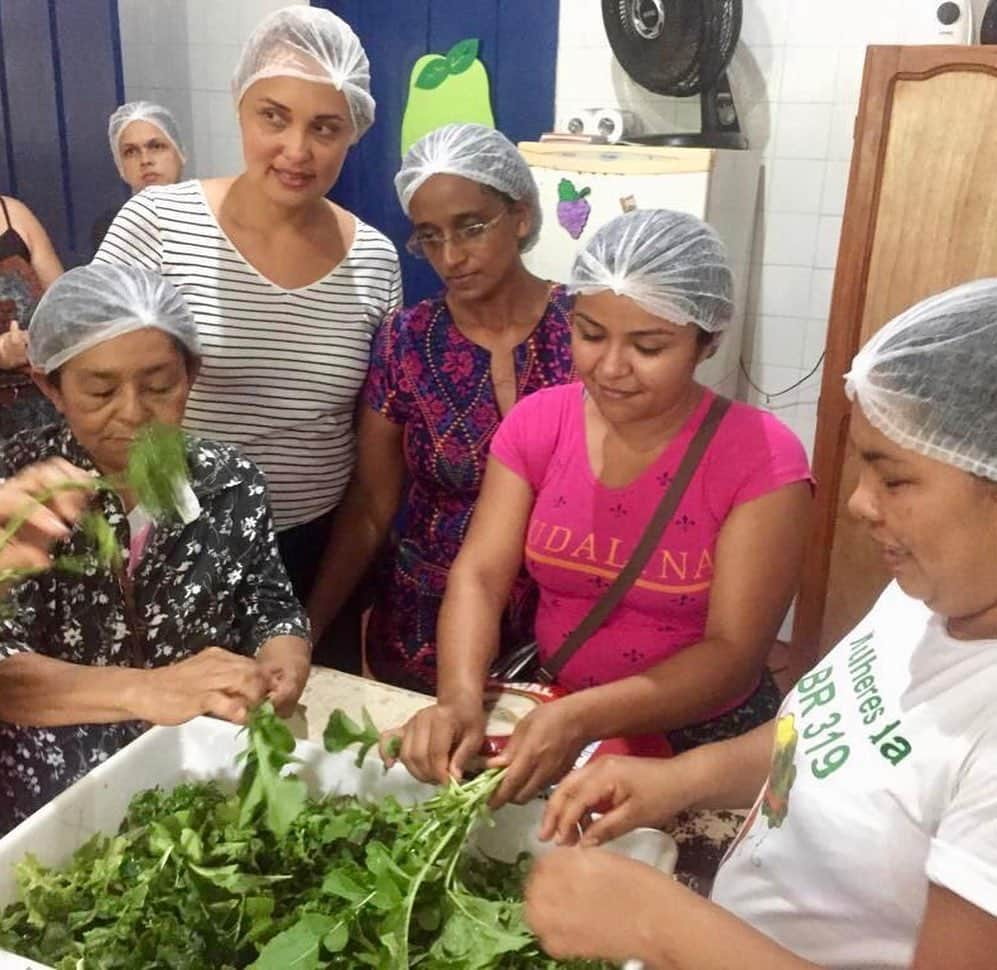 Eataly Brasilさんのインスタグラム写真 - (Eataly BrasilInstagram)「Que evento incrível! Queremos agradecer a todos que nos apoiaram nessa ação para ajudar a ONG Casa do Rio na construção do LAB Floresta – uma cozinha comunitária para as mulheres do município de Careiros no Amazonas. Primeiramente gostaríamos de agradecer as madrinhas deste evento Mariana Ximenes (@marixioficial), Sabrina Sato (@sabrinasato) e Taís Araujo (@taisdeverdade) por todo apoio. Não podíamos deixar de fora Kika Sato (@kikasatorahal), Carmen Virginia (@carmenvirginia) e Alessandra Nega (@deusesabor) por trazerem pratos especiais e deliciosos para nosso Menu delle Donne. Agradecemos também todas as palestrantes do nosso Forum delle Donne, Mariana Fonseca, Liz Cereja, Priscila Sabara, Bianca Laufer, Rosa Moraes, Janaina Rueda, Paula Labaki, Alexandra Farah, Elizandra Cerqueira, Carolina Oda, Ailin Aleixo, Ana Lembo e Nina Silva. Obrigado a @lacesandhair por nos ajudar a presentear esses grandes nomes. O nosso muito obrigado @aresjeff pela parceria que possamos cada vez mais ajudar a @casadorio_   Se você ainda não garantiu seu Menu delle Donne corre que ainda dá tempo! Ele estará disponível até as 22h no @ifoodbrasil」8月3日 7時06分 - eatalybr