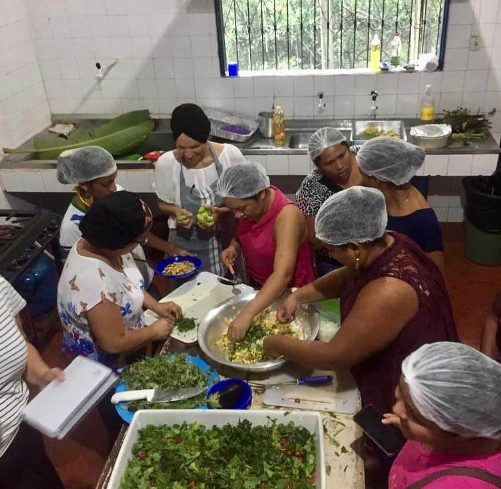 Eataly Brasilさんのインスタグラム写真 - (Eataly BrasilInstagram)「Que evento incrível! Queremos agradecer a todos que nos apoiaram nessa ação para ajudar a ONG Casa do Rio na construção do LAB Floresta – uma cozinha comunitária para as mulheres do município de Careiros no Amazonas. Primeiramente gostaríamos de agradecer as madrinhas deste evento Mariana Ximenes (@marixioficial), Sabrina Sato (@sabrinasato) e Taís Araujo (@taisdeverdade) por todo apoio. Não podíamos deixar de fora Kika Sato (@kikasatorahal), Carmen Virginia (@carmenvirginia) e Alessandra Nega (@deusesabor) por trazerem pratos especiais e deliciosos para nosso Menu delle Donne. Agradecemos também todas as palestrantes do nosso Forum delle Donne, Mariana Fonseca, Liz Cereja, Priscila Sabara, Bianca Laufer, Rosa Moraes, Janaina Rueda, Paula Labaki, Alexandra Farah, Elizandra Cerqueira, Carolina Oda, Ailin Aleixo, Ana Lembo e Nina Silva. Obrigado a @lacesandhair por nos ajudar a presentear esses grandes nomes. O nosso muito obrigado @aresjeff pela parceria que possamos cada vez mais ajudar a @casadorio_   Se você ainda não garantiu seu Menu delle Donne corre que ainda dá tempo! Ele estará disponível até as 22h no @ifoodbrasil」8月3日 7時06分 - eatalybr