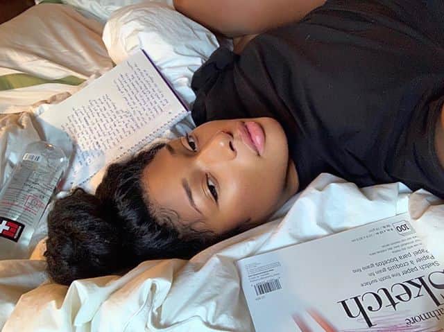 Vogue Beautyさんのインスタグラム写真 - (Vogue BeautyInstagram)「This past week's top beauty moments served as a reminder that acts of well-deserved self-care should be a priority. Just take Megan Thee Stallion (@theestallion) showing herself the TLC she deserves while healing, cuddled up in her bed with a few essentials: water, a sketch pad, a notebook, and a few important affirmations including “pray,” “write music,” and “take care of skin!”  See more of this week's best looks at the link in our bio. #regram @theestallion」8月3日 7時05分 - voguebeauty