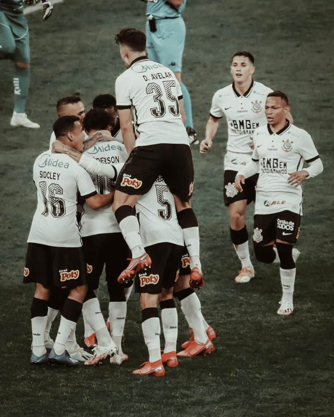 ダニーロ・フェルナンド・アベラールのインスタグラム：「Time de Guerreiros! Com muito trabalho e humildade CHEGAMOS A FINAL! Vamos com tudo #aquiécorinthians #respeita」