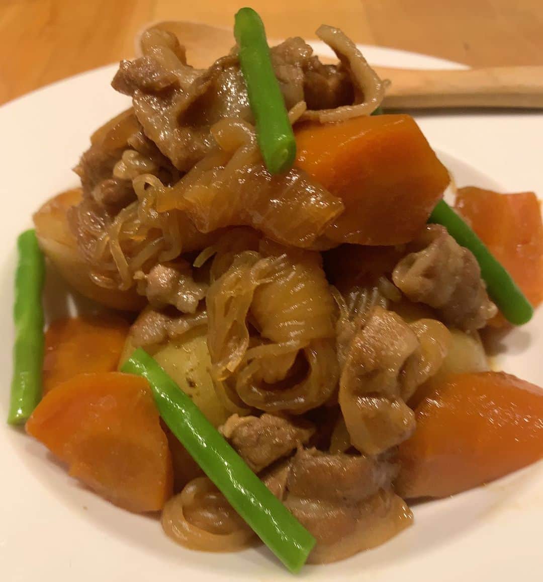 のインスタグラム：「肉じゃが美味😋 森の机のランチ全6種（セルフコーヒー付き） 【キノコたっぷり卵雑炊と肉じゃが定食】1100円 【バターチキンカレーと南瓜のサラダのプレート】1000円 【湯葉グラタンと豆乳クリームコロッケのW豆乳プレート】1200円 【富士山の天然水で作る日本きくらげと豚肉の卵炒め】1200円 【ざるうどんと蒸し鶏のピリ辛ソース】900円 【岩中豚のひれかつ定食】1200円  【感染防止徹底宣言】新型コロナウィルス感染拡大防止中 ■森の机は東京都新型コロナウイルス感染症対策本部による飲食店の感染防止対策を適切に実施中、東京都の要請に基づきDinnerの営業時間を短縮し8月3日より当面の間、22時までとさせていただきます。Lunch 11:30-14:30/ Dinner 17:00-22:00/テイクアウト＆デリバリー11:30〜 #恵比寿ランチ #森の机 #恵比寿森の机 #morinotsukue #恵比寿テイクアウト #ebisugourmet #恵比寿グルメ #恵比寿レストラン #テイクアウトグルメ #テイクアウト #恵比寿界隈の美味しい店 #女性にオススメ恵比寿ランチのお店」