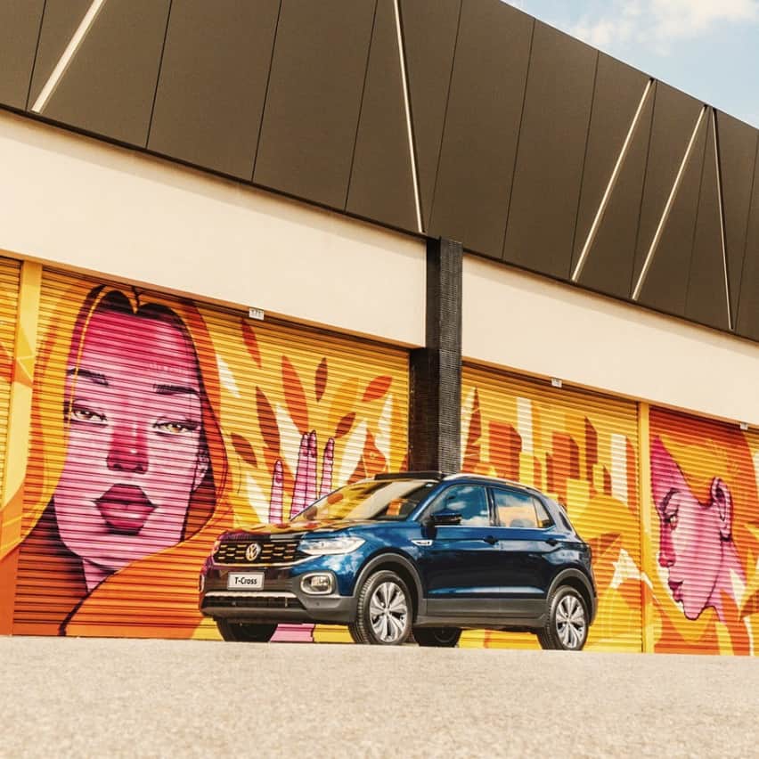 Volkswagen do Brasilさんのインスタグラム写真 - (Volkswagen do BrasilInstagram)「Quando o design do carro e o grafite são lindos, você dá um jeito de caber na mesma foto. @titoferrara Projeto #meuvw by Instagrammers. #tcross #meuvwbyIG #vwbrasil」8月3日 7時00分 - vwbrasil