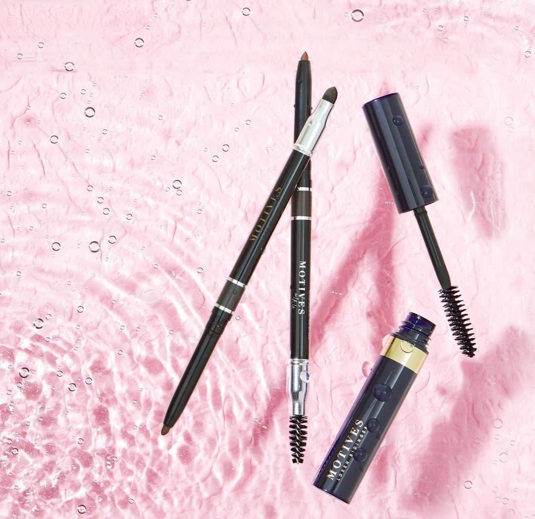 Motives Cosmeticsさんのインスタグラム写真 - (Motives CosmeticsInstagram)「Pool day, beach day, or just a really hot day, keep your brows, mascara, and eyeliner in place with our WATERPROOF💦 Motives goodies.   Tap top SHOP!  . . . . . #motivescosmetics #motives #makeup #beauty #makeupartist #mua #girlboss #entrepreneur #beyourownboss #everydaymakeup #naturalmakeup #everydaybeauty #beautywithbenefits #beautyexperts #nofitlerneeded #nofilter  #pooldaymakeup #waterproofmakeup」8月3日 7時00分 - motivescosmetics