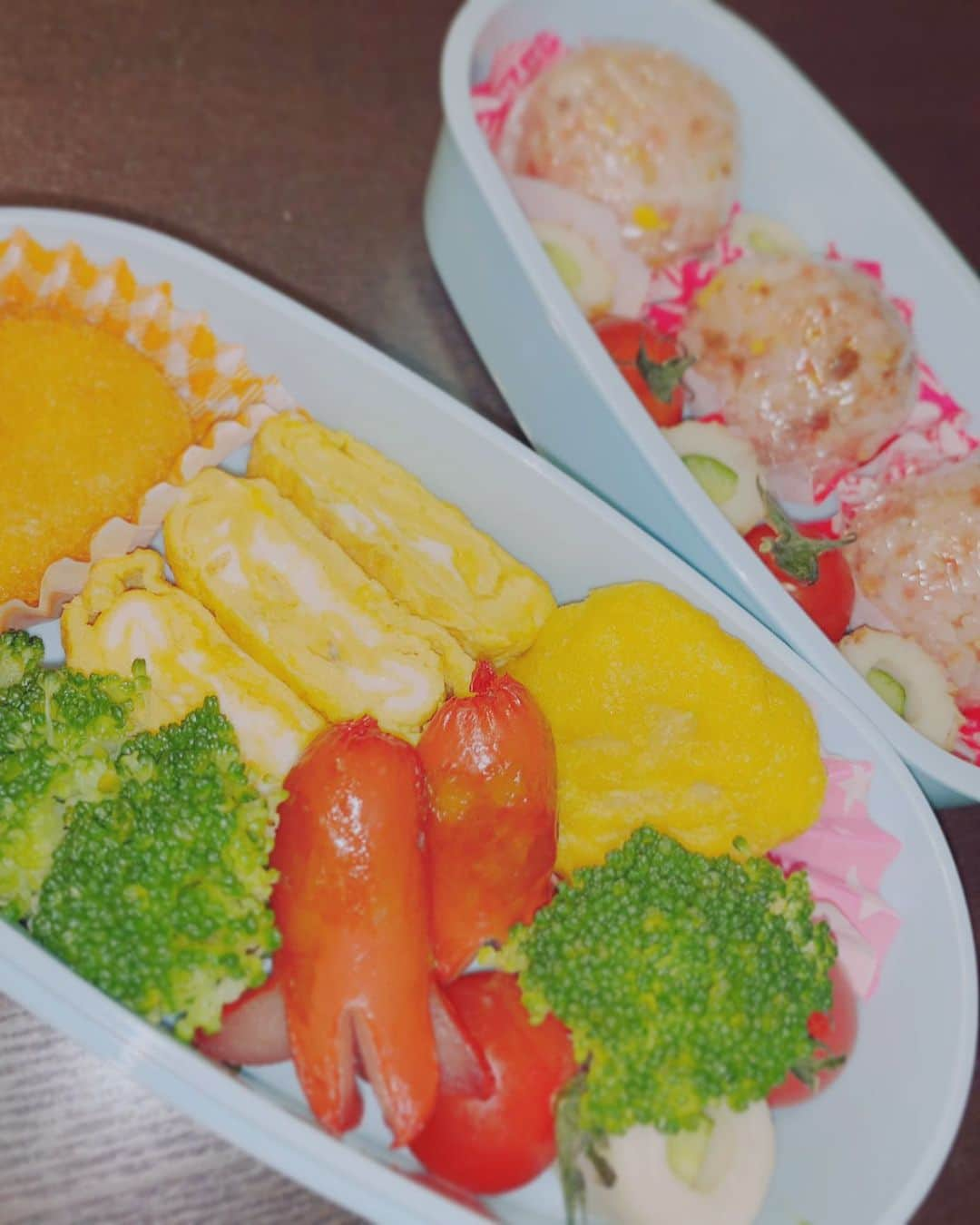 りりりさんのインスタグラム写真 - (りりりInstagram)「🍙初めてのお弁当🍱  今日と明日だけお弁当なので、じぶんで作ってみたくてやってみたんやけど、朝から作るの大変やし、そんなにすごいおかずとかも入れれんかったけど、初めてにしては上手くできたと思う(って思い込む)✌️✌️✌️  つめるの意外と難しくて苦戦したw  改めて、世の中のお母さん達はすごい！！！！！！！！！  もっと料理上手くなりたいな〜😳😳✨  今日はこのお弁当食べてお昼から学級旗製作頑張ります🚩🚩 ・ ・ ・ #りりり #お弁当 #初めて #作った #難しいけど楽しい #たこさんウインナー  #好き #ちくわきゅうり  #大好き」8月3日 7時02分 - ririri1116