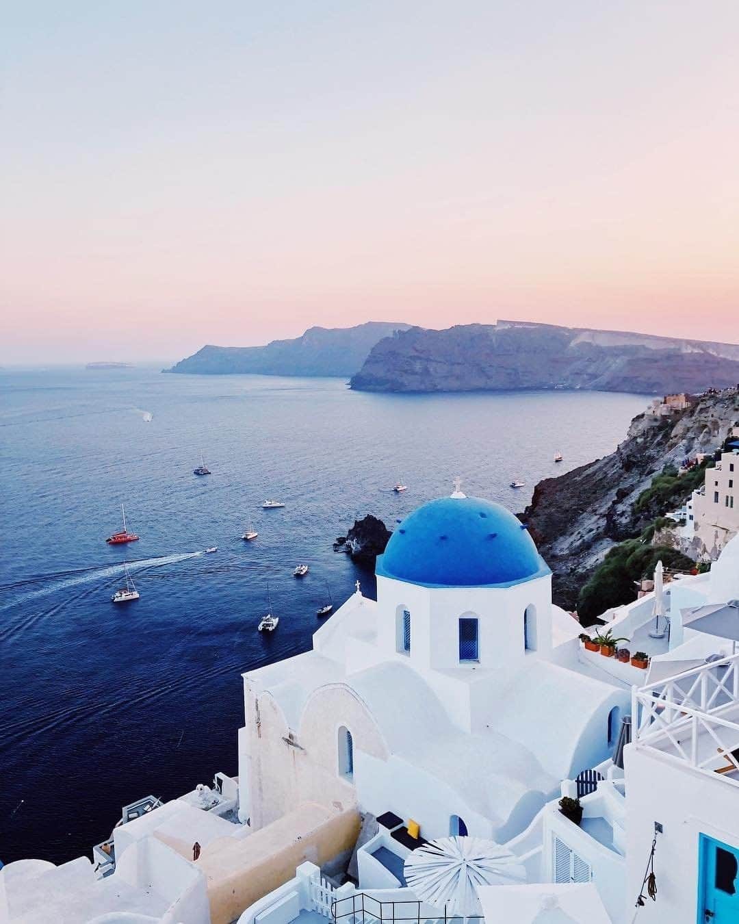 Travel + Leisureさんのインスタグラム写真 - (Travel + LeisureInstagram)「Whether you’ve been there in person or simply seen myriad Instagram posts from fellow travelers, you’ve undoubtedly been captivated by the beauty of the Greek isles. Planning a trip? At the link in bio, get the full list of the best resort hotels in Greece, as voted by T+L readers. #tlpicks courtesy of @eltonandersonjr」8月3日 7時03分 - travelandleisure